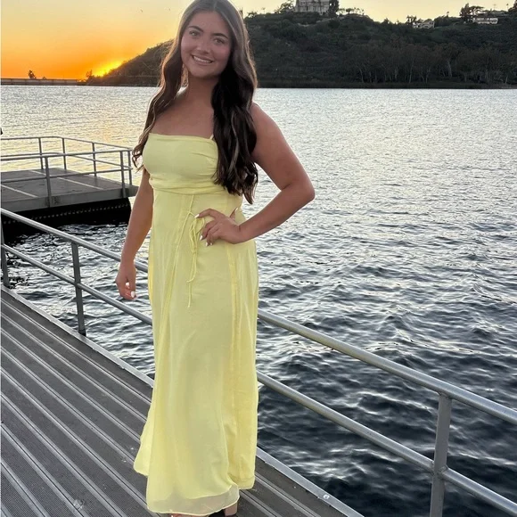 Long yellow dress! - Picture 2 of 3